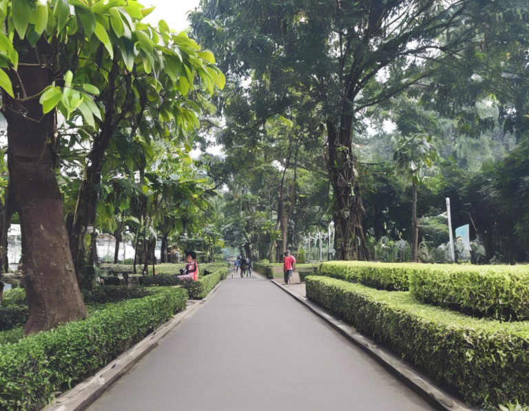 2. Jalan-Jalan di Taman Kota Bandung