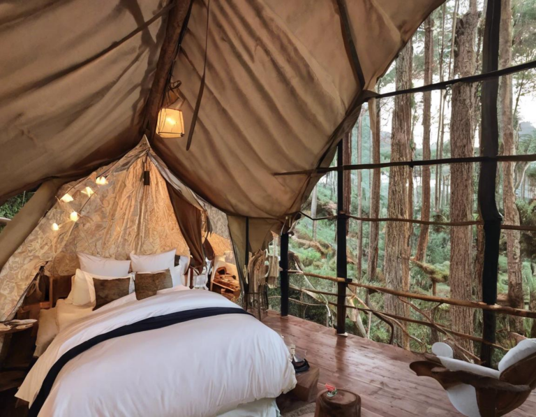 2. <strong>The Lodge Maribaya: Glamping di Hutan Pinus dengan Keindahan Alam yang Mempesona</strong>