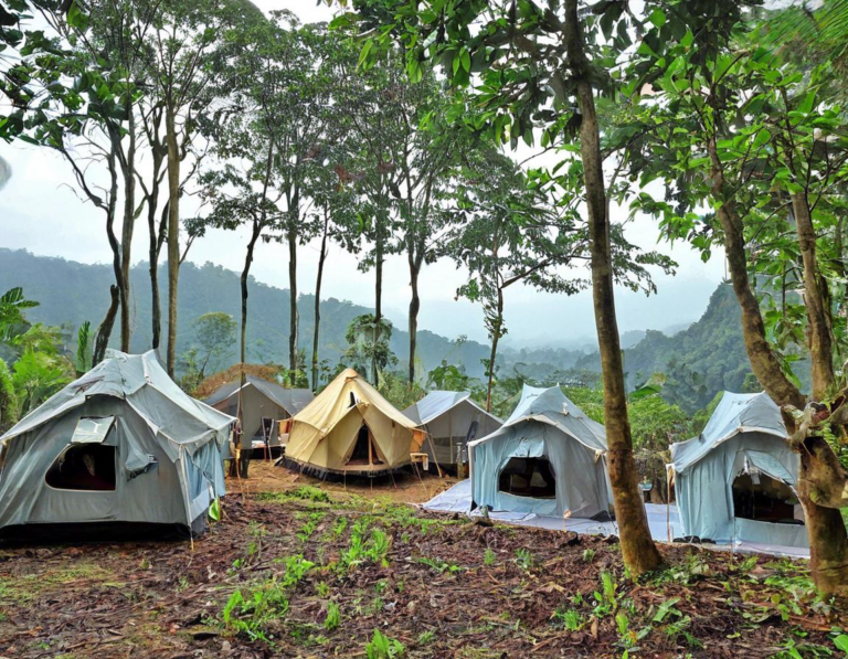 4. <strong>Glamping Gunung Puntang: Menikmati Keindahan Alam dan Sejarah</strong>