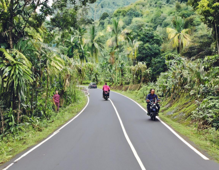 Menikmati Keindahan Alam di Jalan Raya Soreang - Ciwidey